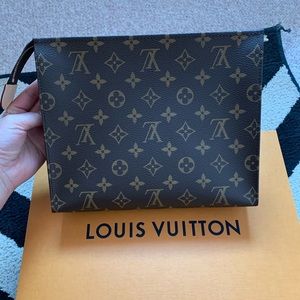 Louis Vuitton Toiletry 26